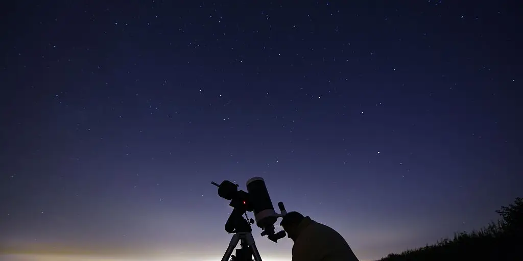 2 meteor showers expected to peak this week, but a bright moon will steal the show – FOX Weather
