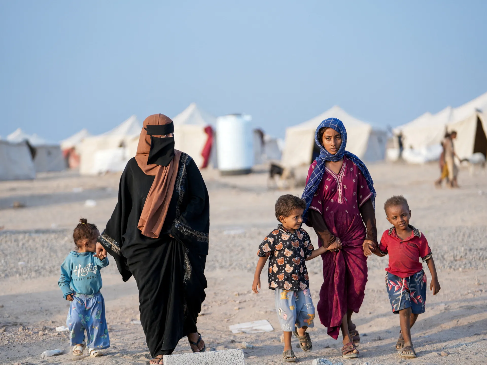 Houthis battle for strategic heights in Yemen as thousands more flee homes – Al Jazeera