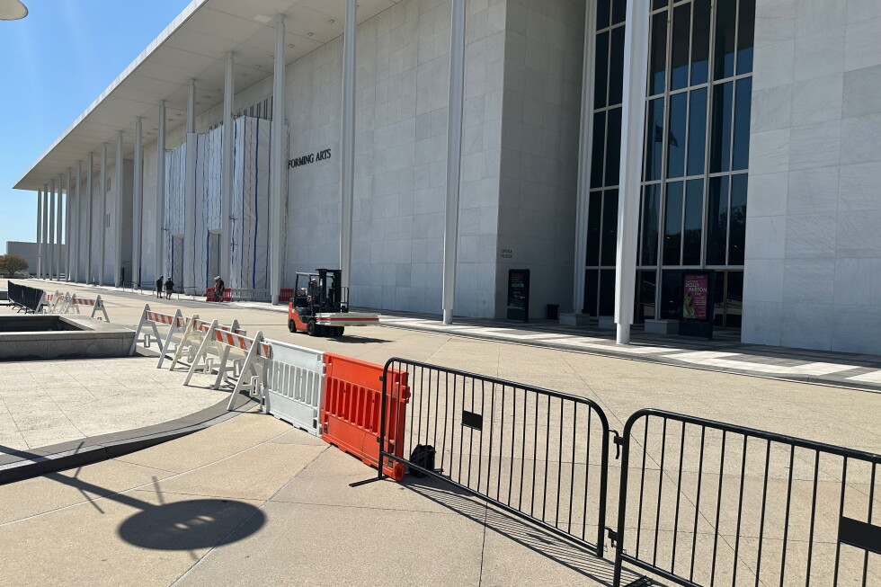 Fencing goes up around the main Kennedy Center building after Trump-aligned board votes to close it – AP News