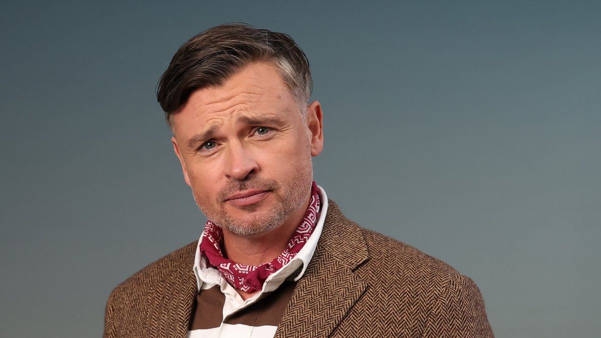 Smallville star Tom Welling joins in on the jokes after accidentally posting risqué photo of himself